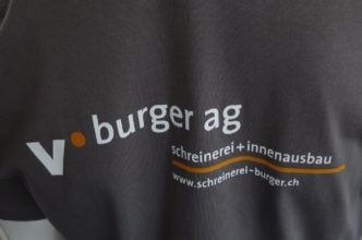 Die T-Shirts wurden mit einem Transfer-Druck veredelt. Kostengünstig und haltbar.