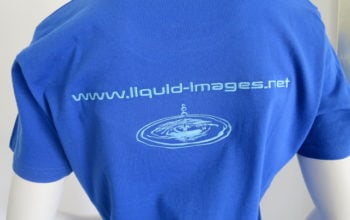 Auf Unterwasser-Videos spezialisierte Firma lässt bei uns die T-Shirts auf der Front- und Rückseite besticken.