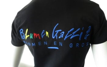 Diese grosszügige Stickerei wurde nicht nur für die T-Shirts sondern für die gesamte Arbeitsbekleidung verwendet.