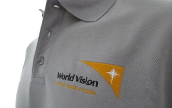 Das feine Logo von World Vision war eine Herausforderung für die Bestickung der Polo-Shirts.