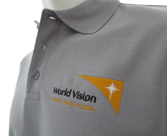 Das feine Logo von World Vision war eine Herausforderung für die Bestickung der Polo-Shirts.