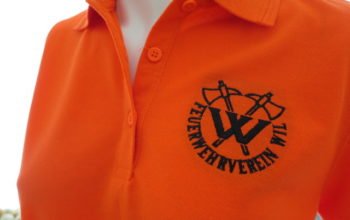 Das ist ein HAKRO Poloshirt von der Performance Linie geeignet für bestickte Berufsbekleidung da robust und für die Industriewaschung vorgesehen.