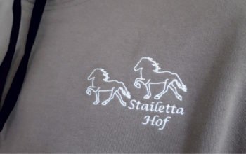 Für diesen Reitstall durften wir Polos und Sweat-Shirts sticken.