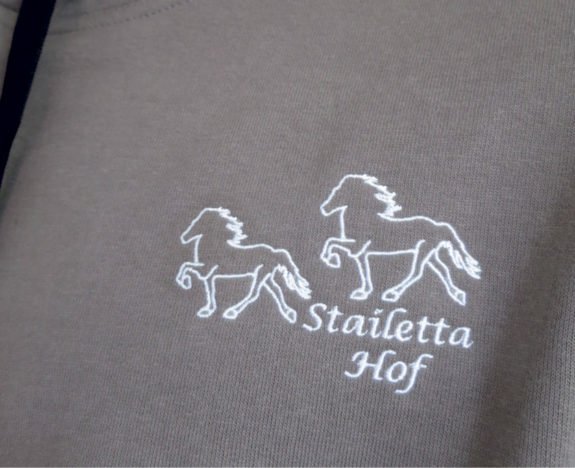 Für diesen Reitstall durften wir Polos und Sweat-Shirts sticken.