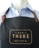 Bei den Latzschürzen oder Bistroschürzen können wir neben der Aufwertung mit einer schönen Stickerei auch auf spezielle Konfektionsarten eintreten.