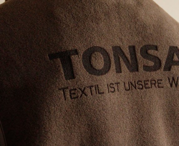 Laserung, eine moderne Art der Logodarstellung. Hier auf einem Fleece-Gilet.