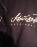 Wir besticken Fleecejacken und Regenjacken sowohl auf dem Rücken, als auch am Ärmel oder auf der Brust. Hier wurde die Jacke mit zwei Stickereien veredelt.