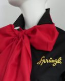 Damenblusen, Polos und Jacken wurden sorgfältig mit dem Sprüngli Logo bestickt.