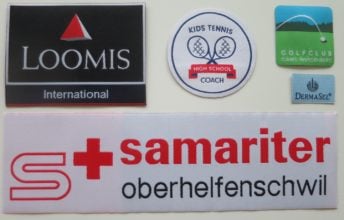 Gewobene Abzeichen können sehr fein dargestellt werden. Bei gewobenen Badges können Schriften von nur 1 mm problemlos produziert werden.