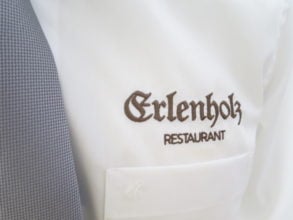 Für dieses modernen Landgasthof durften wir die Hemden und Polo-Shirts sowie Schürzen sticken.