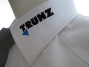 Hemdenkragen besticken erfordert exaktes Arbeiten. Die Firma Trunz ist ein zufriedener Kunde von uns.