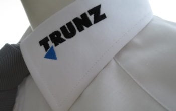 Hemdenkragen besticken erfordert exaktes Arbeiten. Die Firma Trunz ist ein zufriedener Kunde von uns.