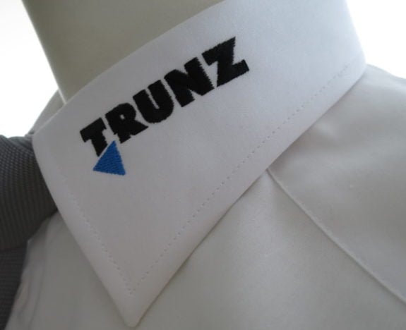 Hemdenkragen besticken erfordert exaktes Arbeiten. Die Firma Trunz ist ein zufriedener Kunde von uns.