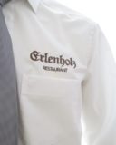 Herrenhemden sticken ist unser Beruf. Die feine Stickerei auf den Hemden wirkt sehr elegant.