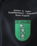 Softshelljacken für Firmen, Behörden und Vereine können gut direkt bestickt werden. Hier die Variante mit einem zusätzlichen Weblabel das aufgeklebt wird.