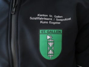 Softshelljacken für Firmen, Behörden und Vereine können gut direkt bestickt werden. Hier die Variante mit einem zusätzlichen Weblabel das aufgeklebt wird.