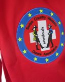 Sehr grosse Stickerei auf dem Rücken auf einer wärmenden Fleecejacke mit Kapuze.