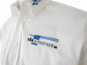 Die Firma Fäh hat das Firmenlogo nicht nur auf der Brustseite gewünscht. Wir konnten auch die verkleinerte Stickerei auf den Hemdenkragen applizieren.