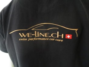 Polo-Shirts bestickt auf dem Rücken.