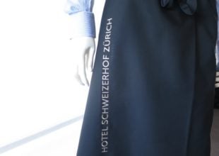 Bristroschürzen mit attraktiver Stickerei veredelt.