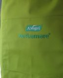 Bei dieser Latzschürze wurde eine besonders grosse, bestickte Tasche gewünscht. Die Stickerei beinhaltet das beworbene Produkt sowie den Firmennamen.