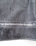 Hier haben wir das Duschtuch mit der Internetadresse in die Bordüre gestickt. Bei diesem langen Text ist es