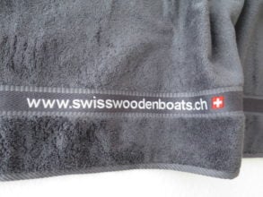 Hier haben wir das Duschtuch mit der Internetadresse in die Bordüre gestickt. Bei diesem langen Text ist es "Millimeterarbeit" dass die Stickerei wirklich passt. Es können auch natürlich Namen eingestickt werden damit jeder weiss zu welchem Boot das Frottiertuch gehört.