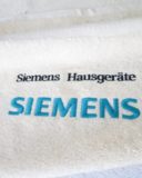 Bestickte Handtücher sind wie hier ein beliebtes Kundengeschenk. Die Stickerei kommt auf den Frotteeartikeln besonders gut zur Geltung.