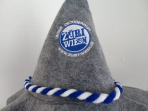 Filzhüte besticken ist Standard. Die hier gezeigte Stickerei war aber nicht einfach zu applizieren da das Stickmotiv exponiert positioniert werden musste.