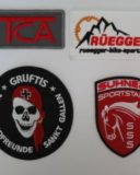 Gestickte Labels oder Abzeichen produzieren wir in unserer eigenen Stickerei in Wittenbach auf einem hohen Qualitätsstandard.