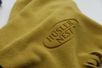Feine Fleece-Schals repräsentieren die Firma Hüsler-Nest.